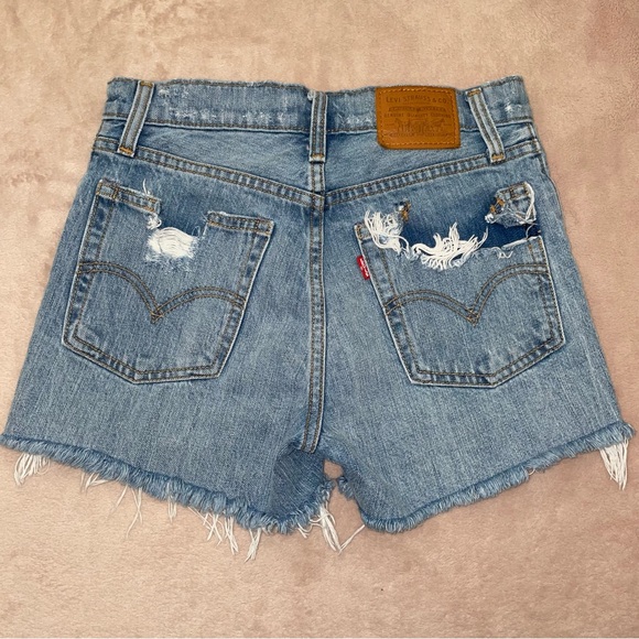 Levi's Pants - Levis wedgie distressed short size 25